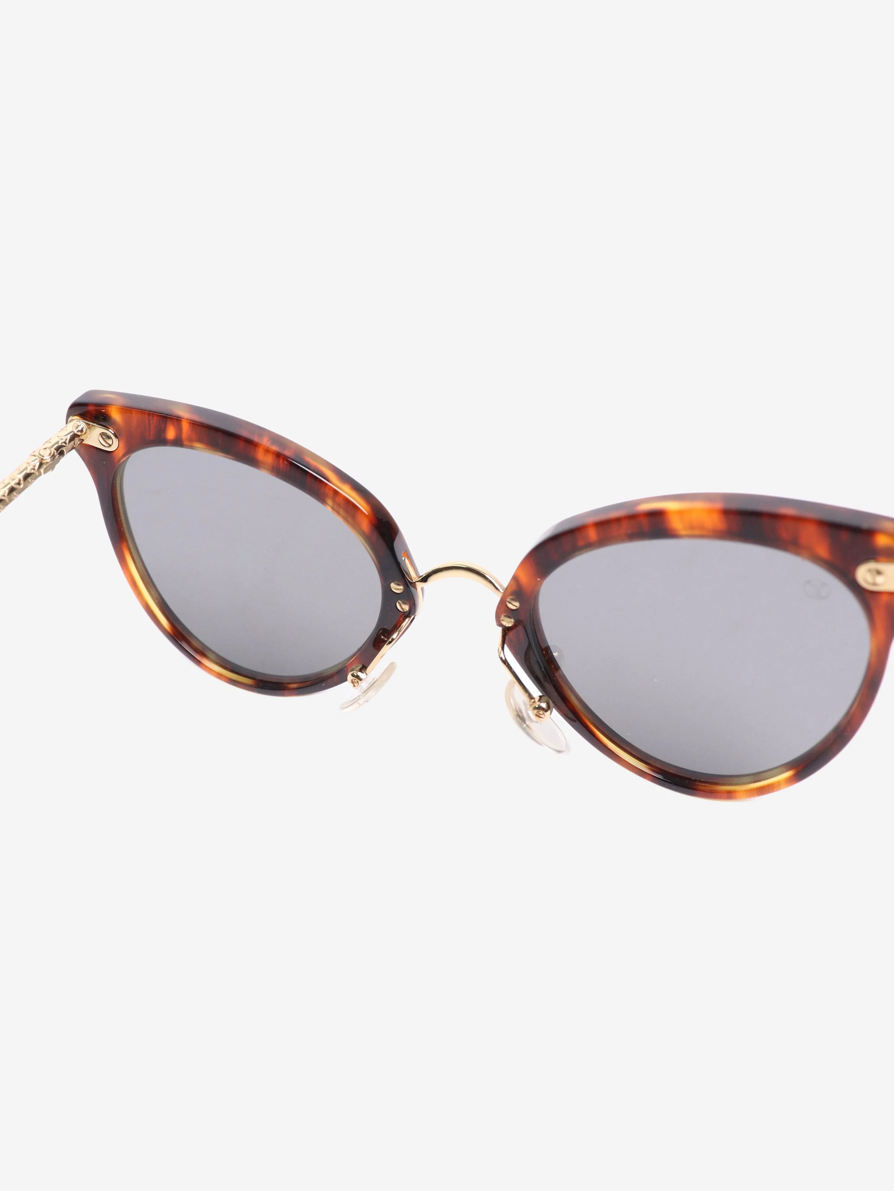 Brown tortoise shell cat-eye sunglasses