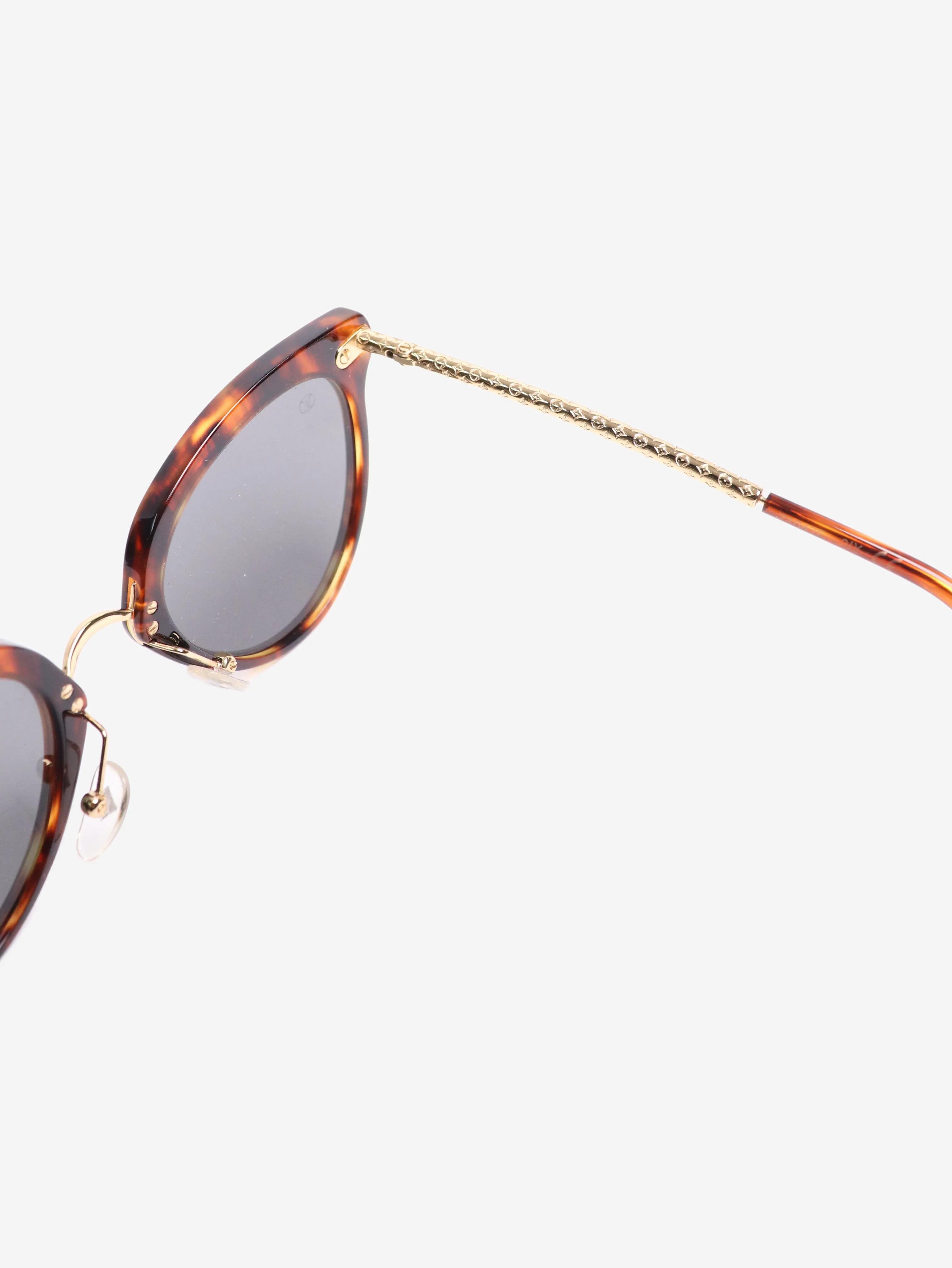 Brown tortoise shell cat-eye sunglasses