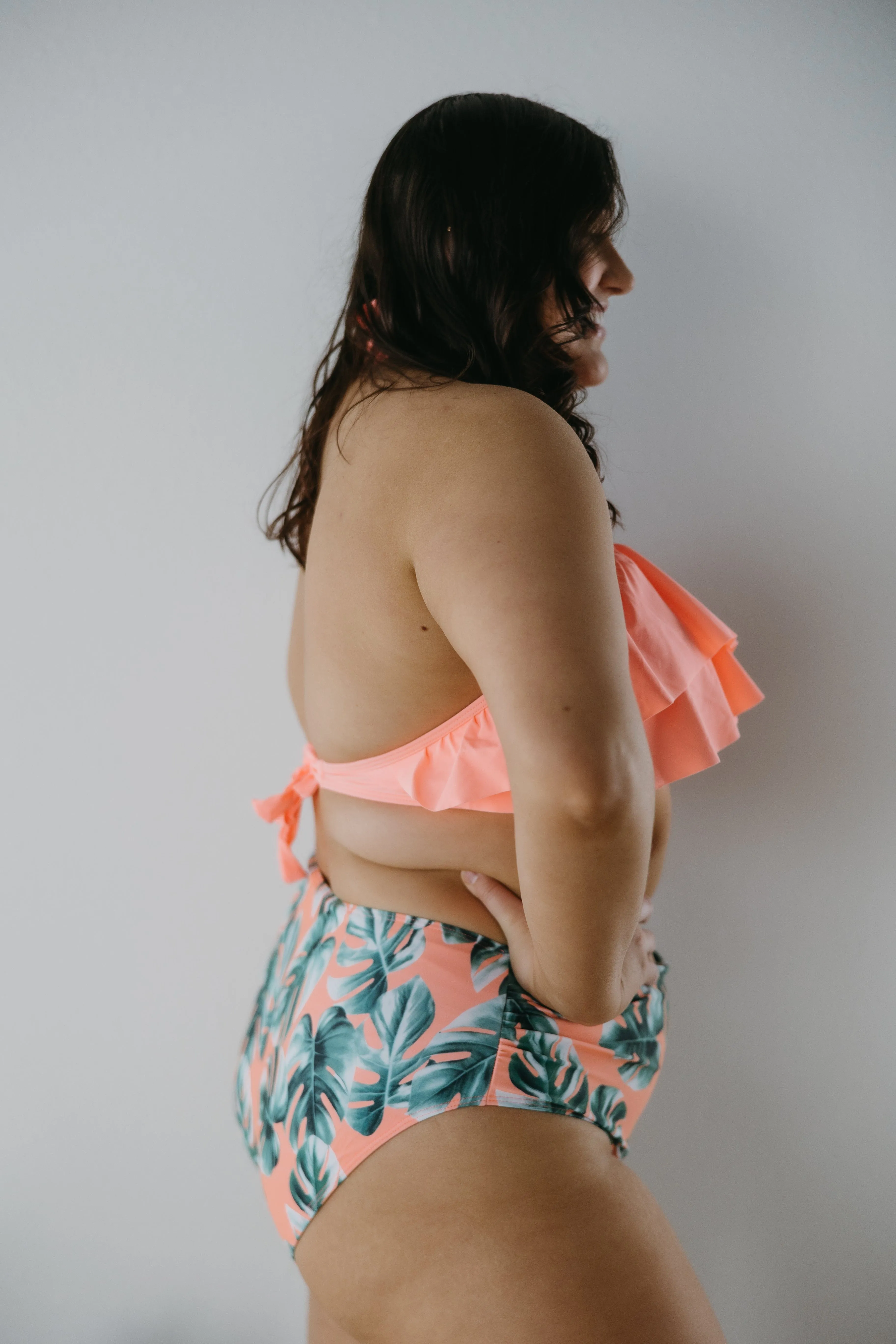 RUFFLED HALTER TOP WITH TROPICAL PRINT BOTTOM BIKINI