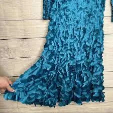 Theia V-Neck Petal Dress. Robe de pétale brodée